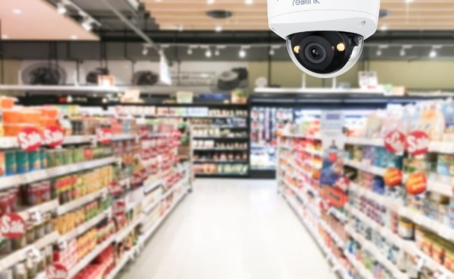Cámara de videovigilancia domo en un supermercado